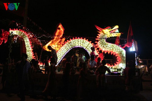 Lantern parade celebrates mid-autumn festival  - ảnh 6